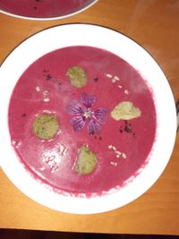 Rote-Bete-Suppe mit Kr&auml;uterkl&ouml;&szlig;chen